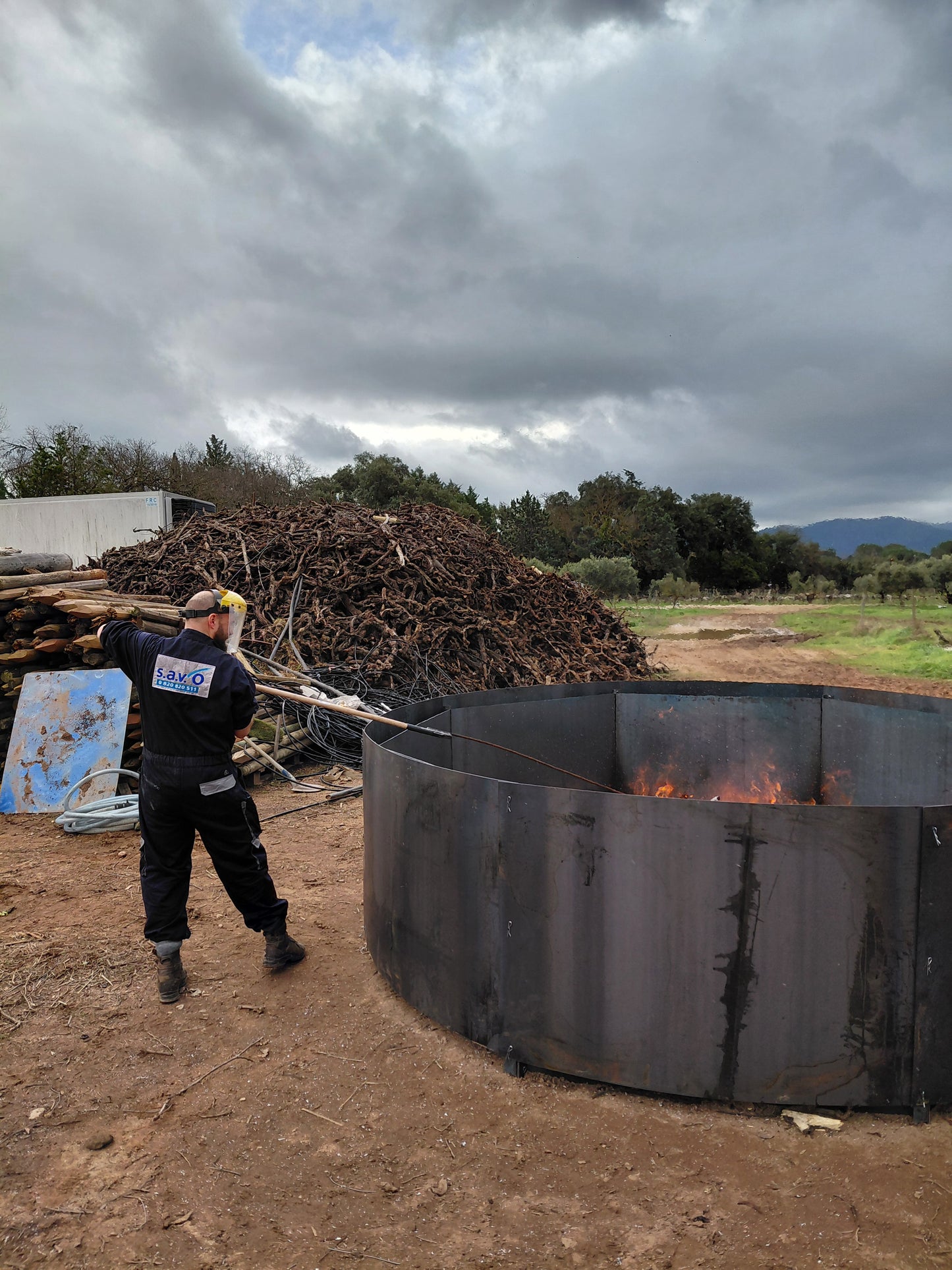 Pyrolyseur Octopus – “flame cap kiln” pour production cadencée de biochar