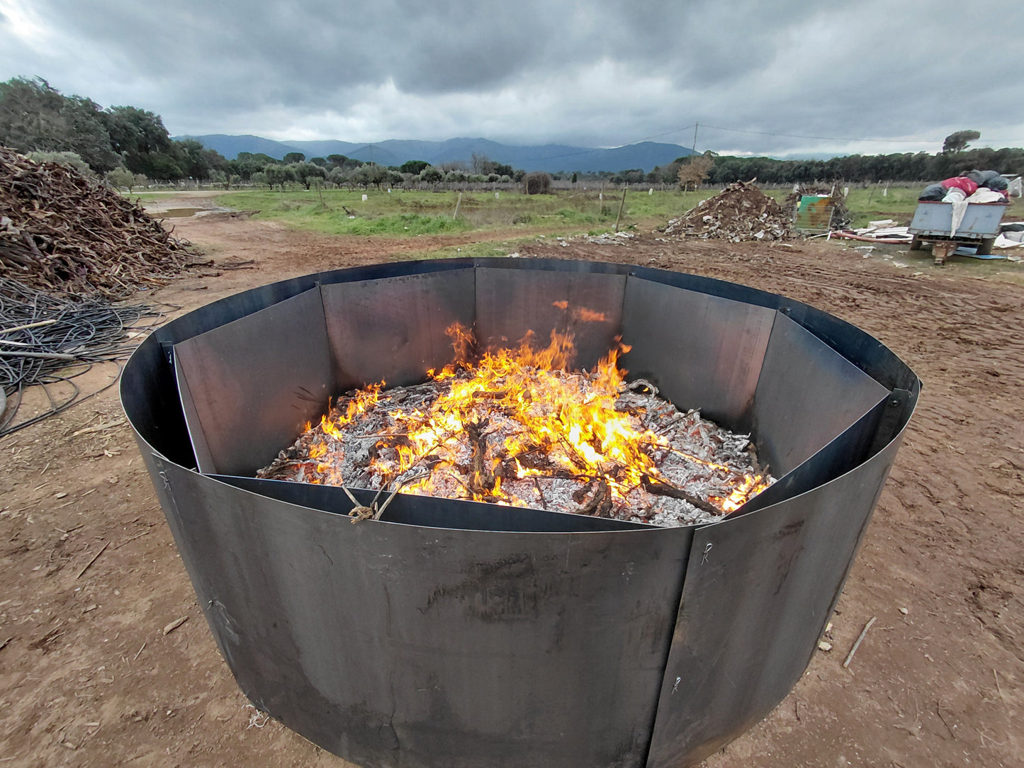 Pyrolyseur Octopus – “flame cap kiln” pour production cadencée de biochar